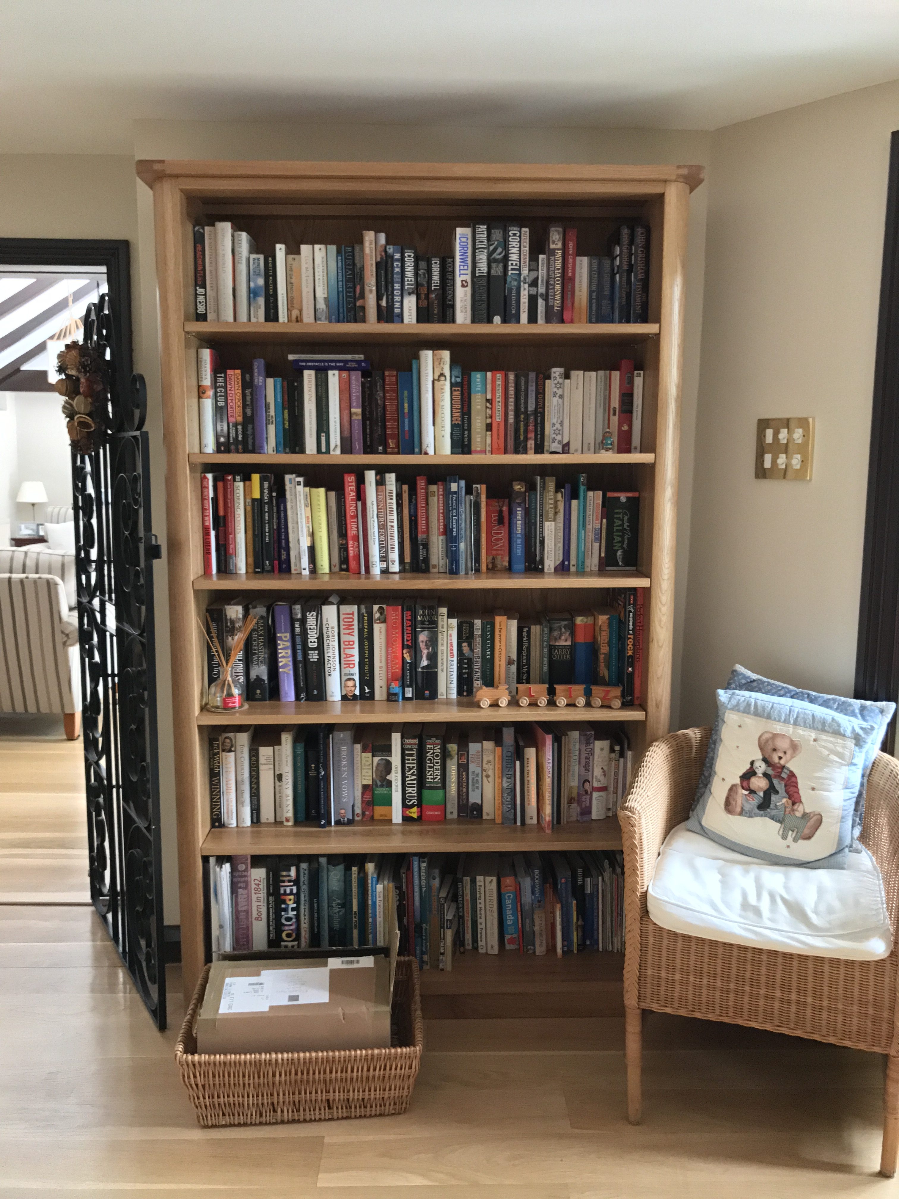 Adjustable shelf bookcase